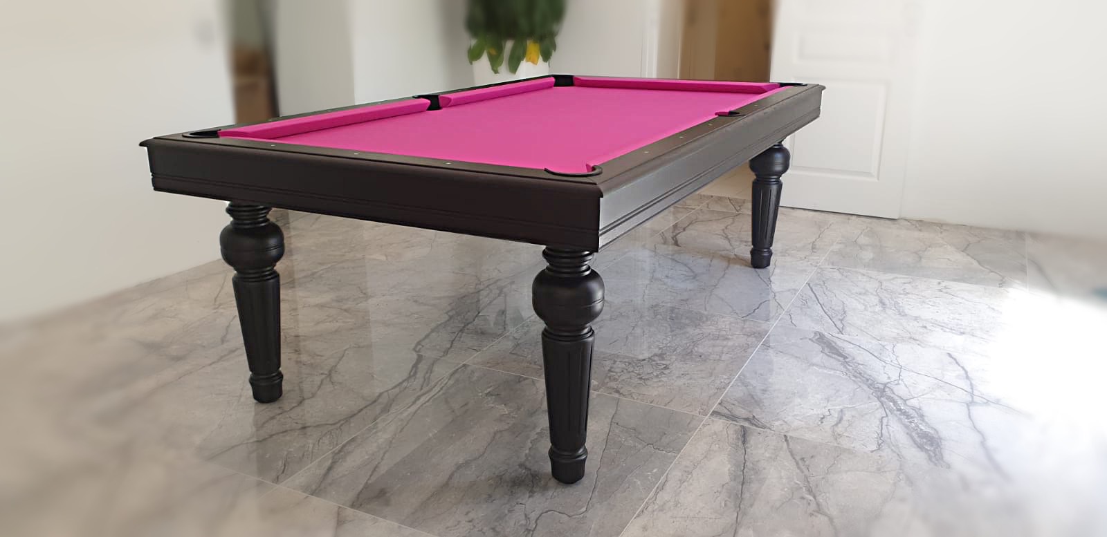 billard castel de facture classique aux pieds cannelés avec tissu fuchsia